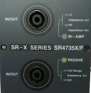 JBL-SR4735X의 백 판넬에 스피콘 커넥터 2개와 BI-AMP / PASSIVE 선택 스위치가 있다.
