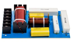 스피커의 주파수 분할을 담당하는 패시브 크로스오버 네트워크 PCB로, 인덕터와 콘덴서, 저항이 배치된 라우드스피커 내부 회로 구성 예시