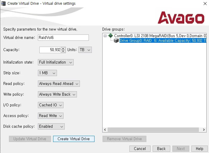 RAID6 가상 드라이브 생성 시 스트라이프 크기, 초기화 방식, 캐시 정책 등을 설정하는 화면