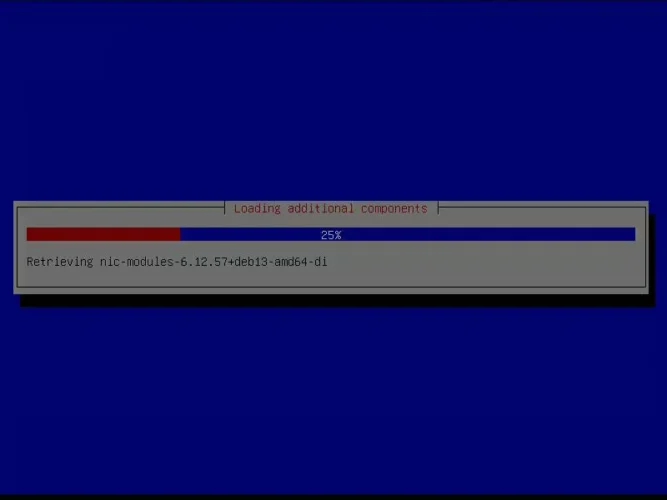 Debian 설치 중 네트워크 및 디스크 관련 추가 컴포넌트를 로딩하는 화면