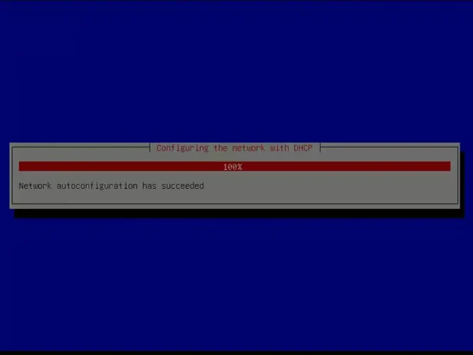 Debian 설치 중 DHCP 네트워크 자동 설정이 성공했음을 알리는 화면