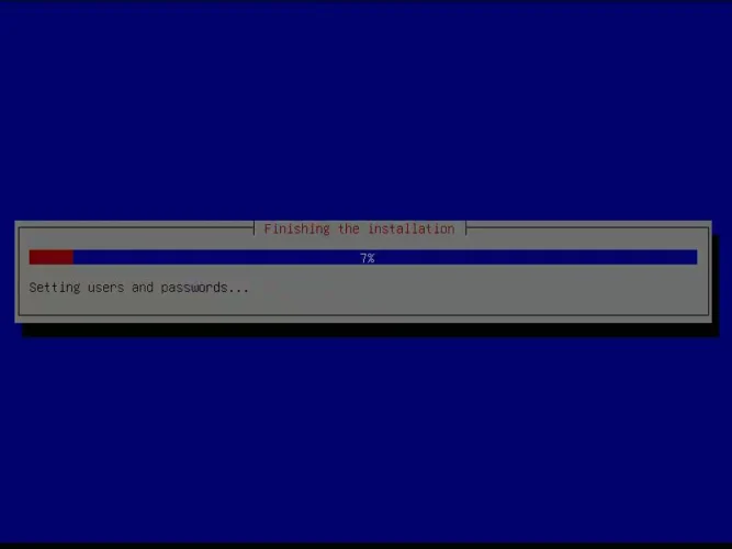 Debian 설치 프로그램이 사용자 계정 설정을 마무리하며 설치를 완료하는 화면