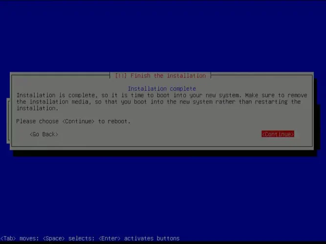 Debian 설치가 완료되어 설치 미디어를 제거한 뒤 재부팅을 진행하는 화면